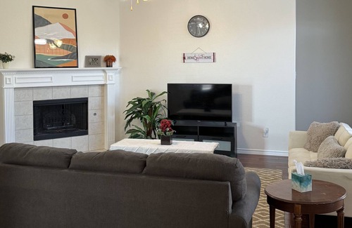 Allen House | Suburban Home Cozy & Convenient!