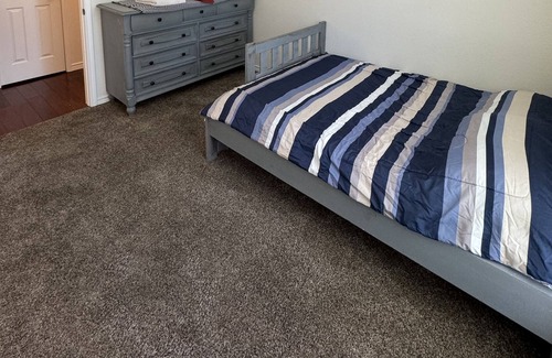 Allen House | Suburban Home Cozy & Convenient!