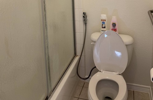 Allen House | Suburban Home Cozy & Convenient!