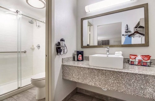 Addison Hotel | Suburban Retreat Close to Addison Circle Park - Free Onsite Parking