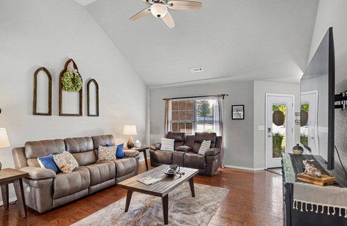 Farmington House | Suburban Social - 10 Min to I-49 &13 Min to UofA - Quiet Community Neighborhood