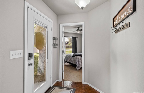 Farmington House | Suburban Social - 10 Min to I-49 &13 Min to UofA - Quiet Community Neighborhood