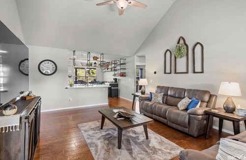 Farmington House | Suburban Social - 10 Min to I-49 &13 Min to UofA - Quiet Community Neighborhood