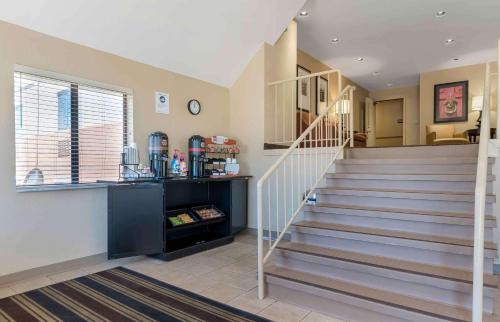 Jeffersontown Hotel | Suburban Studios Louisville East