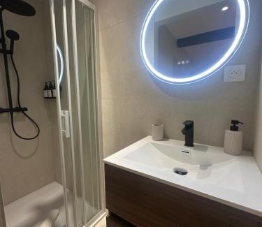 Charleville-Mezieres Apartment | Suite Élan by CollectionAura - Hypercentre Charleville-Mézières