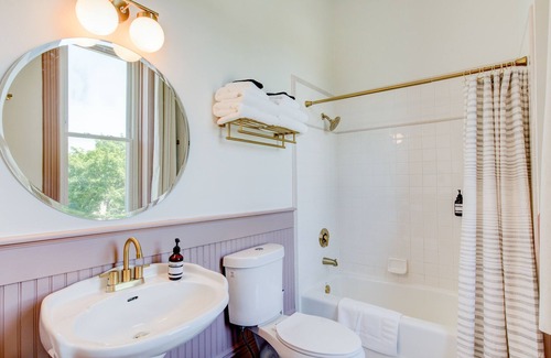 Springville Hotel | Suite 4 | Historic Art City Inn