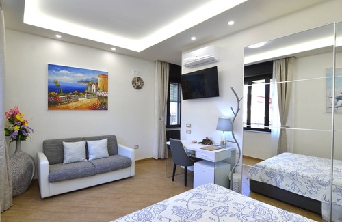 Centro Storico Bed & Breakfast | SUITE CASERTA DELUXE near the Royal Palace of Caserta, WIFI, Netflix, parking .