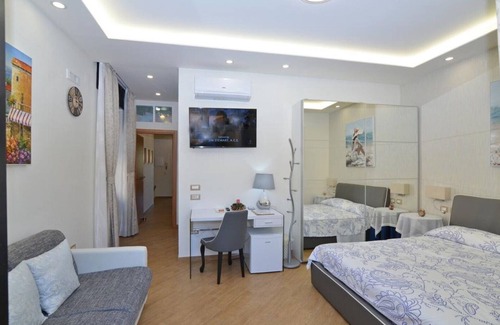 Centro Storico Bed & Breakfast | SUITE CASERTA DELUXE near the Royal Palace of Caserta, WIFI, Netflix, parking .