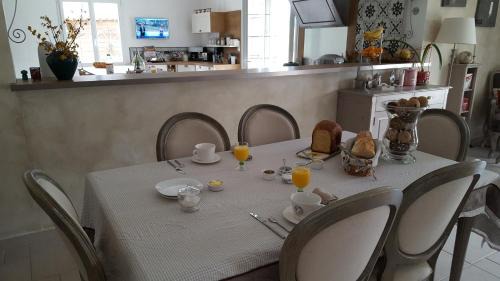 Laneuvelotte Bed & Breakfast | Suite dans villa provençale avec parking et piscine