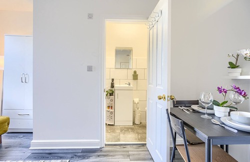 Hackney Central Apartment | Suite-Deluxe-Ensuite-Garden view-8