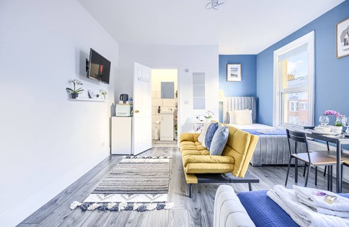 Hackney Central Apartment | Suite-Deluxe-Ensuite-Garden view-8