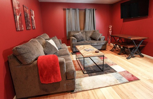 Eastside Apartment | 𝕾𝖚𝖎𝖙𝖊🎤🎧🎼♠Dome/Concerts/Comedy/Events/Shows