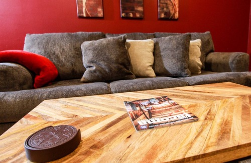 Eastside Apartment | 𝕾𝖚𝖎𝖙𝖊🎤🎧🎼♠Dome/Concerts/Comedy/Events/Shows