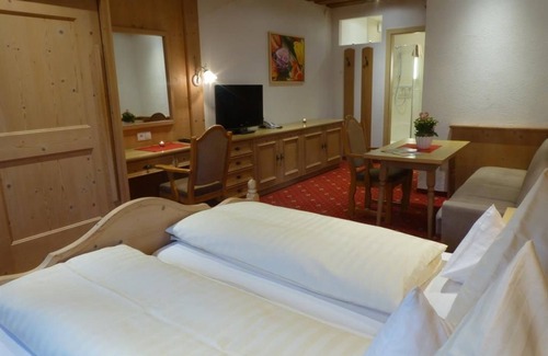 Obsteig Bed & Breakfast | Suite "Schwalbennest" f. 2-3 pers. - Pension Alpenhof - Feel-good pension