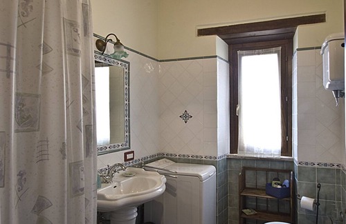 Uncinano Bed & Breakfast | SUITE TWO BEDROOM AND BATHROOM