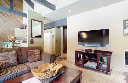 Majestic Pines Condo | Summer Mammoth Get-A-Way! Near the Sierra Star Golf Course and Pool On-site!