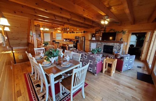 Pigeon Forge Cabin | Summer special! AMAZING VIEWS&Loc! Families&Groups Pool HotTub Arcade 8King Beds
