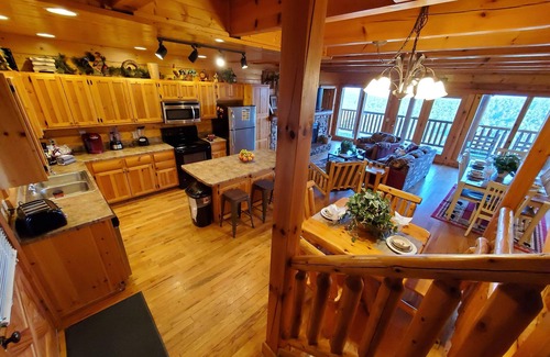 Pigeon Forge Cabin | Summer special! AMAZING VIEWS&Loc! Families&Groups Pool HotTub Arcade 8King Beds