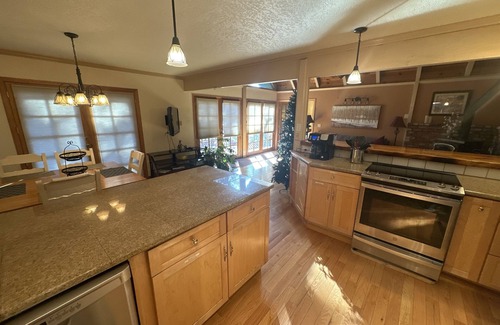 Mount Shasta House | Summit Estate large home with a Cottage.