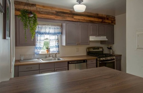 Pittsburgh Apartment | Summit Serenity Retreat – Cozy 2-Bedroom Getaway!