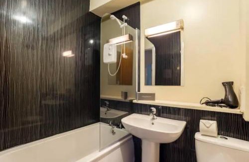 Central Aberdeen Apartment | Summit Stylish Headland Court Apartment 2 Bedroom