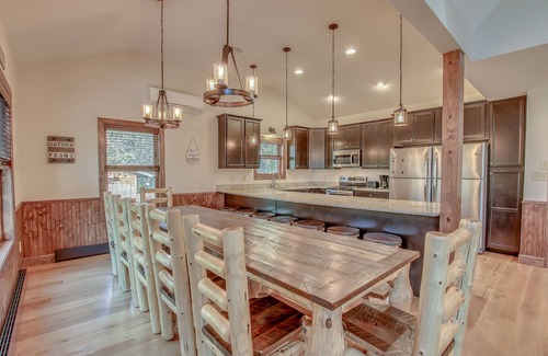 Lake Harmony House | "Summit" Ultimate Luxury Vacation Home. ELEVATOR, Firepit, Private Hot Tub, Pool Table, Gas Grill