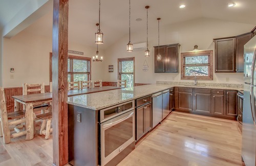 Lake Harmony House | "Summit" Ultimate Luxury Vacation Home. ELEVATOR, Firepit, Private Hot Tub, Pool Table, Gas Grill