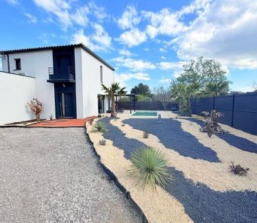 Teyran Villa | Sumptuous villa pool jacuzzi