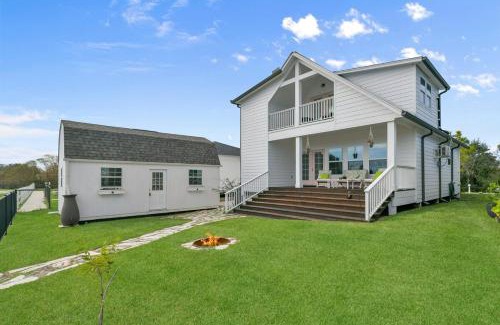 Dickinson House | Sun and Lake