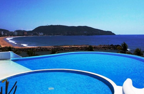 Ixtapa Villa | Sun and security, for your family.