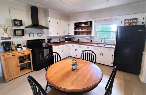 Waterville Apartment | Sun-kissed Serenity - Apt with Bonus 3-Season Room