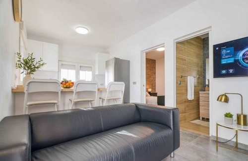 Telde House | Sun-Kissed Villa with Private Heated Pool & BBQ