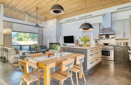 Peaceful Valley House | Sundrenched by AvantStay | Pool, Mins to Old Town