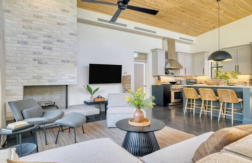 Peaceful Valley House | Sundrenched by AvantStay | Pool, Mins to Old Town