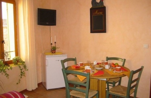 Montaren-et-Saint-Mediers Apartment | SUNFLOWER BASTIDE DE LA TREILLE