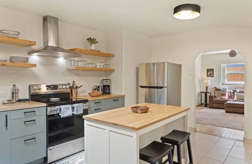 Carbondale House | Sunflower House | Historic Gem Steps from Main St.