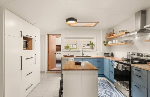 Carbondale House | Sunflower House | Historic Gem Steps from Main St.