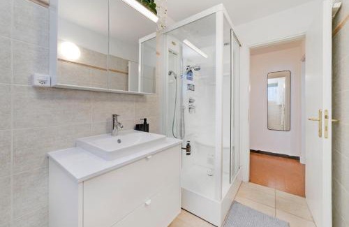 Pregassona Apartment | Sunflowers, Monte Brè & WiFi, Free Parking