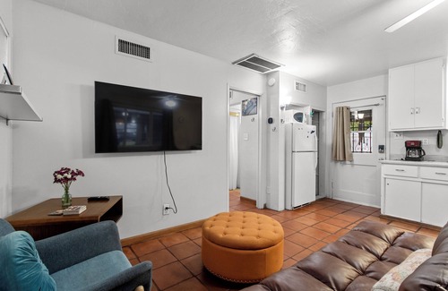 Camelback East Apartment | Sunlit Palm Cottage in Uptown Phoenix