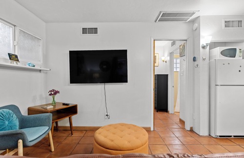 Camelback East Apartment | Sunlit Palm Cottage in Uptown Phoenix