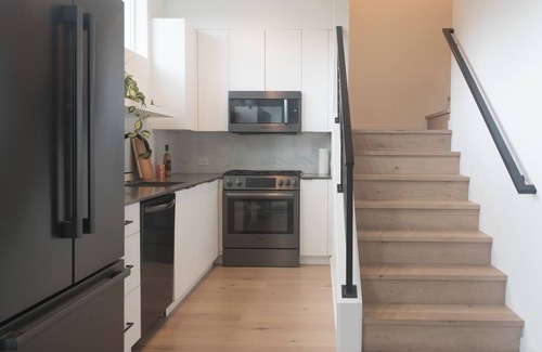 West Woodland House | Sunlit Zen Retreat - Ballard Townhome 2B2B w/AC