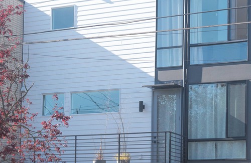 West Woodland House | Sunlit Zen Retreat - Ballard Townhome 2B2B w/AC