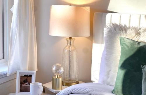 Downtown Apartment | Sunny 1B1B Apt with full kitchen, Walk to Convention Center