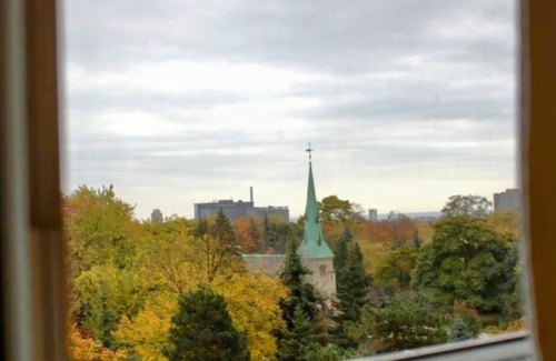 Cabbagetown Apartment | Sunny 2-BR in St Jamestown Toronto