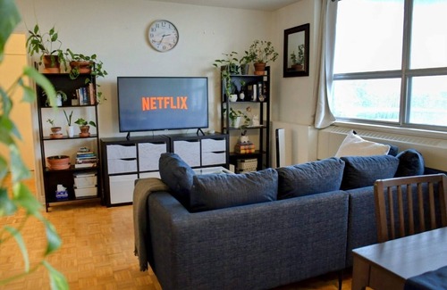 Cabbagetown Apartment | Sunny 2-BR in St Jamestown Toronto