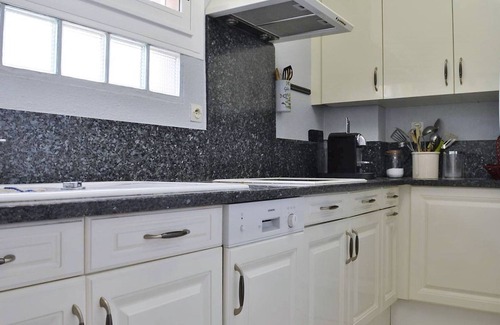 Le Lavandou Apartment | Sunny 2-Room Apartment for 4 with Terrace, AC, and Parking, Near Saint-Clair Beach