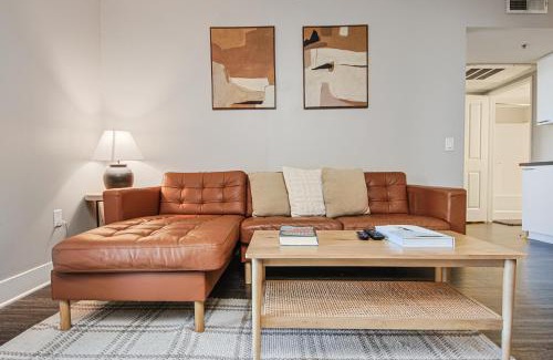 Pico Apartment | Sunny 2BDR in SM Pool & Gym - 5 min to the beach!
