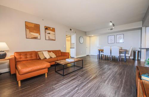 Pico Apartment | Sunny 2BDR in SM Pool & Gym - 5 min to the beach!