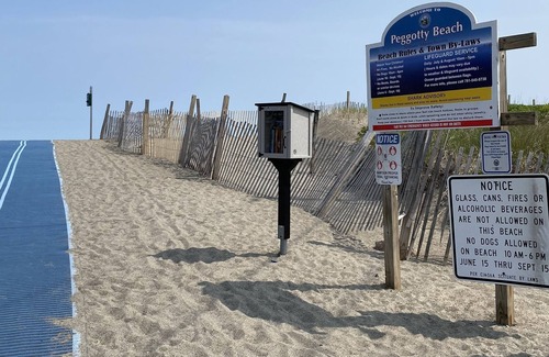 Scituate Condo | Sunny 3rd flr condo with balcony. 1.1 mi to Peggoty Beach. 0.8 mi to Front St