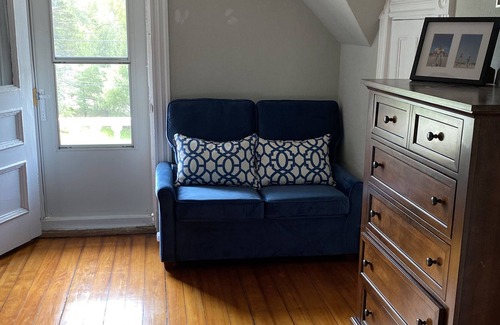 Scituate Condo | Sunny 3rd flr condo with balcony. 1.1 mi to Peggoty Beach. 0.8 mi to Front St